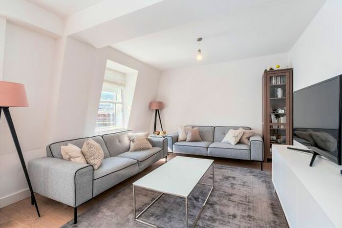 3 Bedroom Flat To Rent In Great Portland Street, London, W1W
