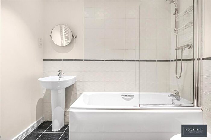 1 Bedroom Apartment For Sale In Strata Court, Bridge Street, Walton-on-Thames, Surrey, KT12
