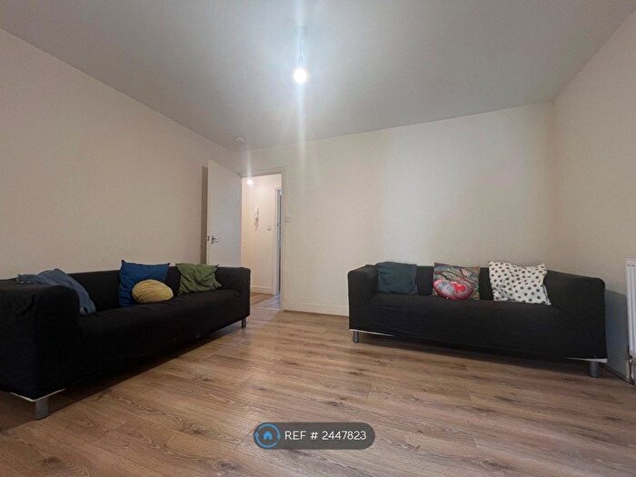 3 Bedroom Flat To Rent In High Street Colliers Wood, London, SW19