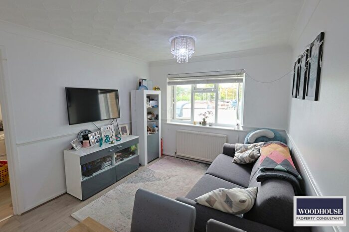 1 Bedroom Flat For Sale In Parkside, Waltham Cross, EN8
