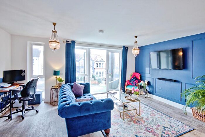 2 Bedroom Flat For Sale In Grosvenor Road, Westcliff-on-Sea, Essex, SS0