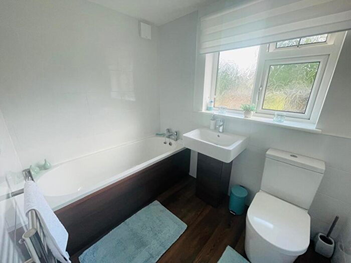 3 Bedroom Semi-Detached House For Sale In Graham Road, West Bromwich, B71