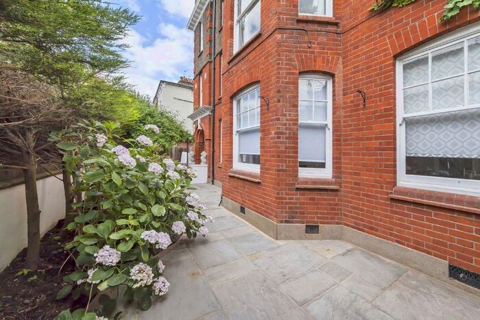 2 Bedroom Flat To Rent In Stanlake Road, London, W12