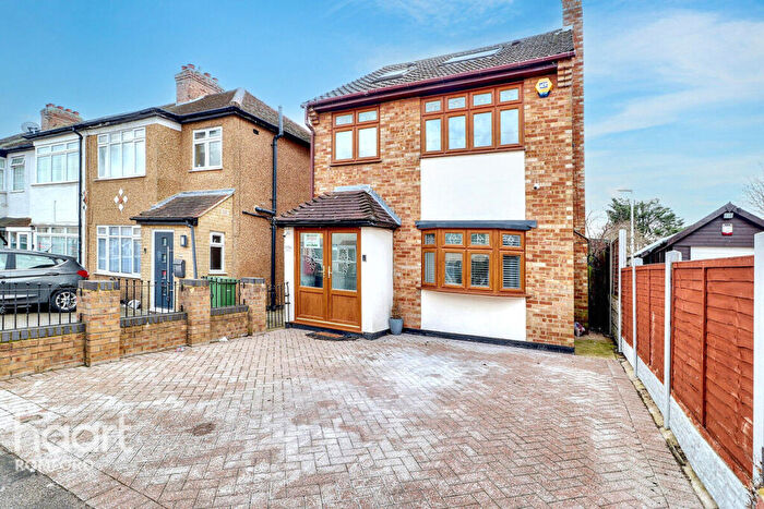 4 Bedroom Detached House For Sale In Lynton Avenue, Romford, RM7