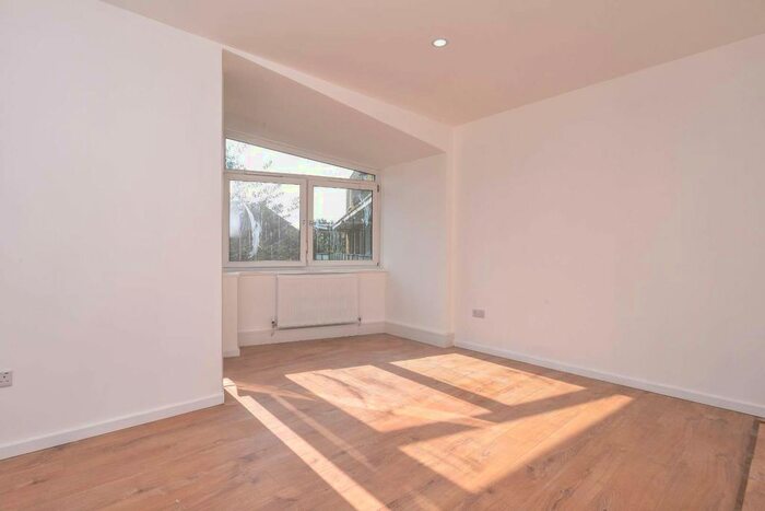 3 Bedroom Flat To Rent In Burbage Close, London SE1