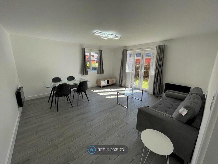 2 Bedroom Flat To Rent In Winnipeg Quay, Salford, M50