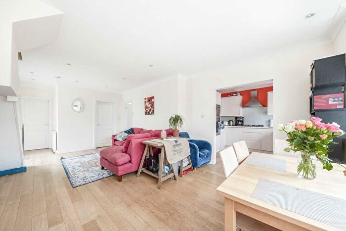 3 Bedroom Flat To Rent In Franche Court Road, Earlsfield, SW17