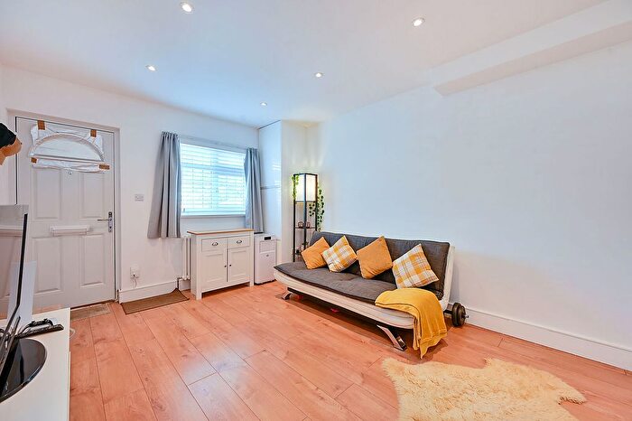 1 Bedroom Maisonette For Sale In Tolworth Rise South, Surbiton, KT5