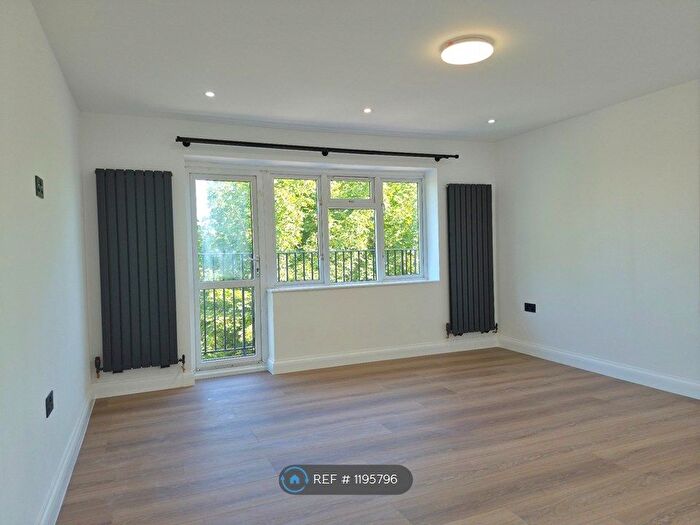 2 Bedroom Flat To Rent In High Street, Feltham, TW13