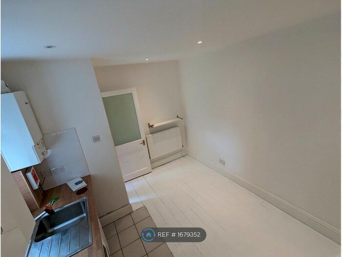 1 Bedroom Flat To Rent In Morrish Road, London, SW2