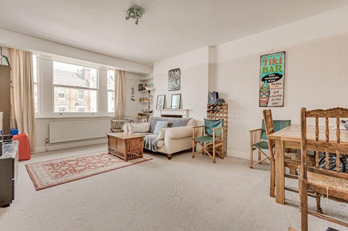 2 Bedroom Flat For Sale In Lavender Hill, Clapham Junction, SW11