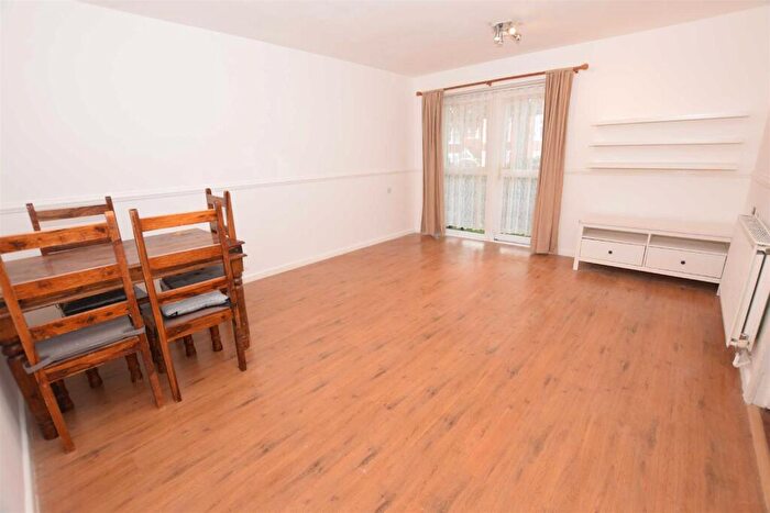 2 Bedroom Flat To Rent In Springfield Close, Woodside Park, N12