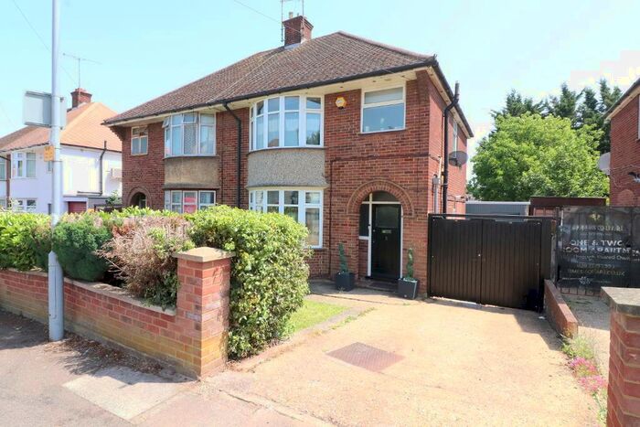 3 Bedroom Semi-Detached House To Rent In Hewlett Road, Luton, Bedfordshire, LU3