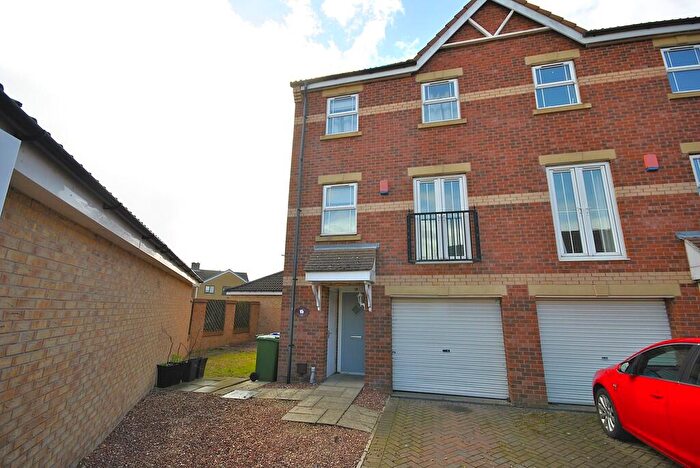 3 Bedroom Town House For Sale In Buckingham Court, Harworth, Doncaster, DN11