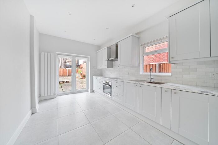 4 Bedroom Flat To Rent In Parkland Road London, N22