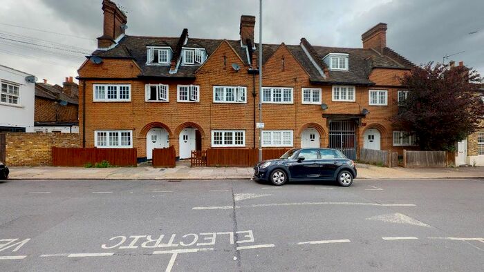 2 Bedroom Flat To Rent In Oakhill Road, East Putney, SW15