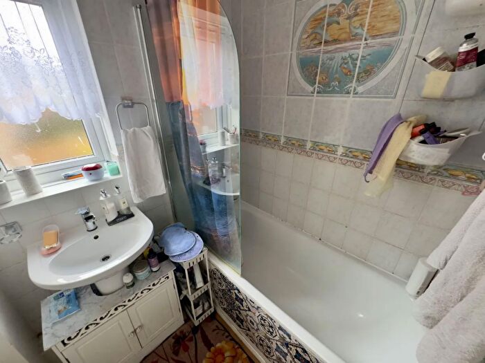 2 Bedroom Semi-Detached House For Sale In Richmond Drive, Gravesend, Kent, DA12