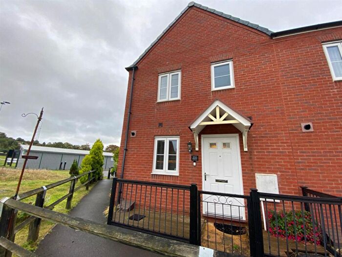 3 Bedroom Semi-Detached House For Sale In Stryd Bennett, Llanelli, SA15