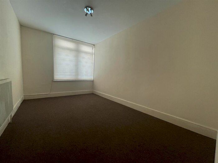 2 Bedroom Flat To Rent In Boultons Lane, Kingswood, Bristol, BS15