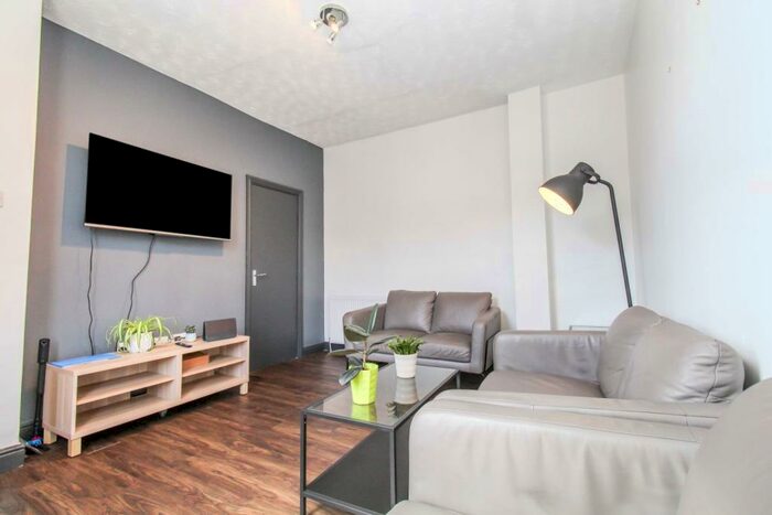 7 Bedroom End Of Terrace House To Rent In Beechwood Terrace, LS4