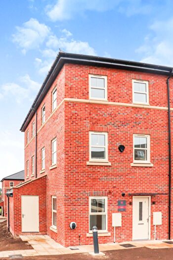2 Bedroom Town House To Rent In Burnby Close, Leeds, LS14