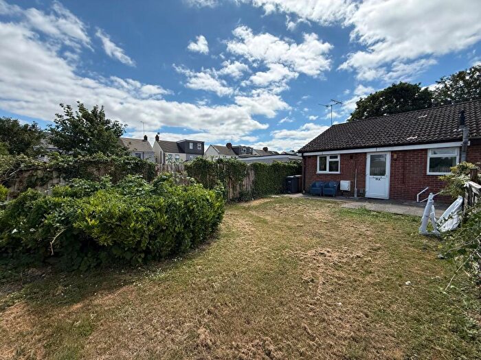 1 Bedroom Semi-Detached Bungalow For Sale In Trent Road, Luton, LU3