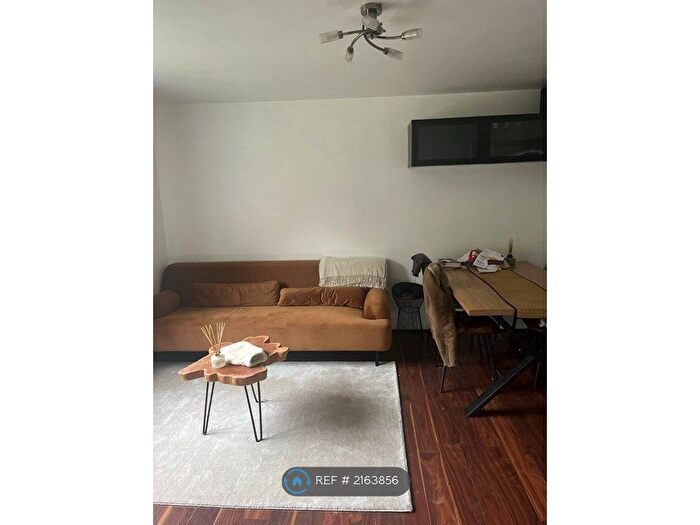 2 Bedroom Flat To Rent In Blackdown Close, London, N2