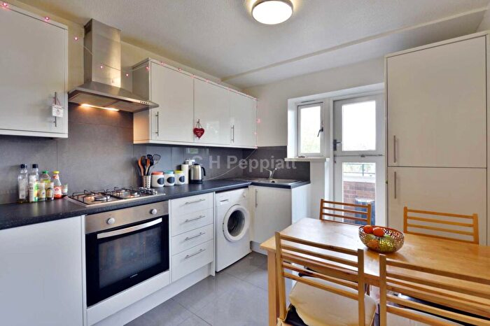 3 Bedroom Apartment To Rent In New North Road, Islington, N1