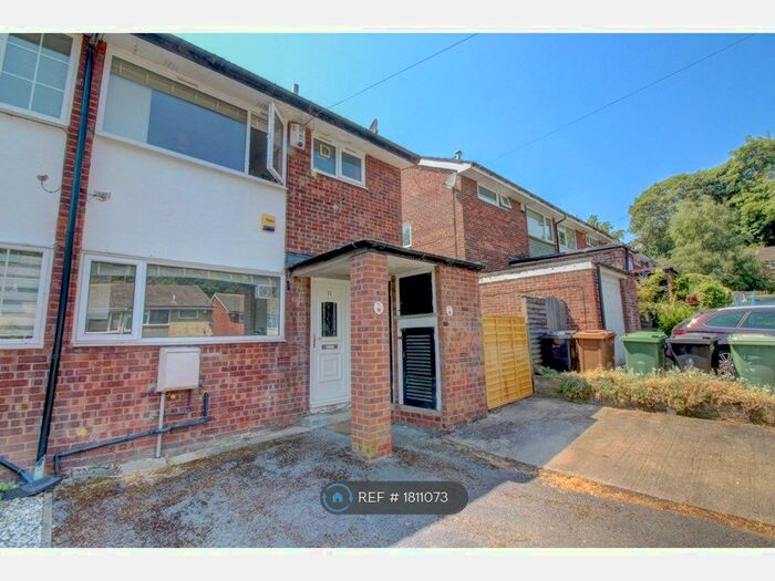 3 Bedroom End Of Terrace House To Rent In North Close, Leeds, LS8