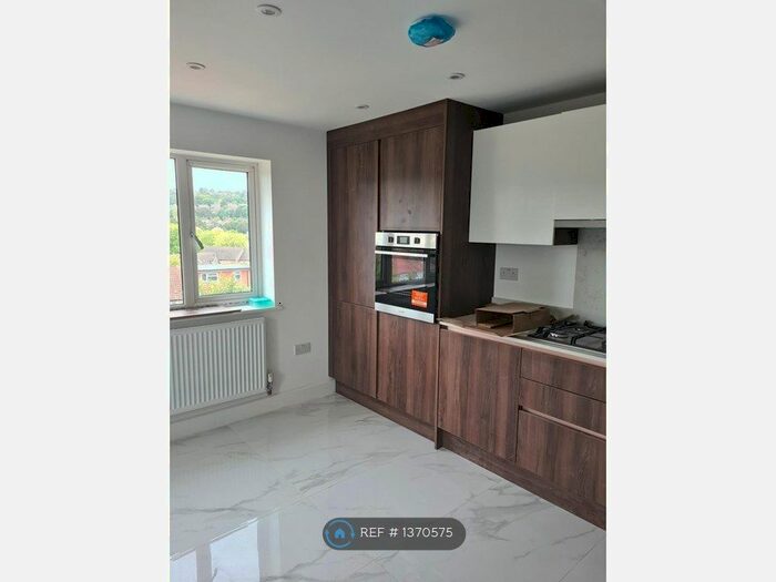 2 Bedroom Flat To Rent In Prestwood Close, Bucks, HP12