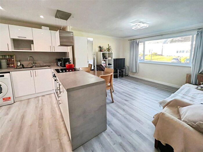 1 Bedroom Flat To Rent In Sutton Court, Wolverhampton, West Midlands, WV4