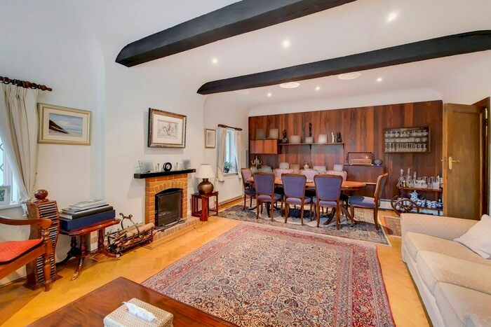 4 Bedroom Detached House To Rent In Canons Drive, Edgware, HA8