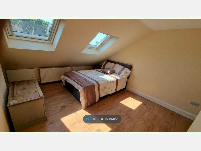 Studio To Rent In Denmark Road, London, SE25