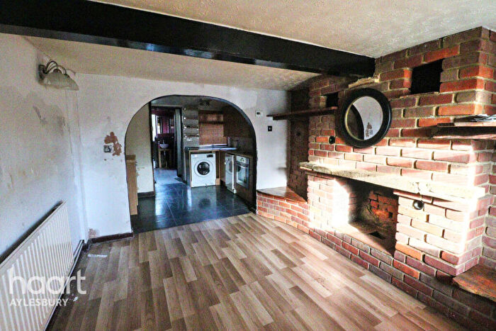 2 Bedroom Cottage For Sale In Weston Road, Aylesbury, HP22