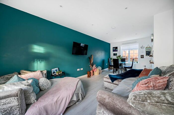 1 Bedroom Flat For Sale In The Nightingales, Haywards Heath, RH17