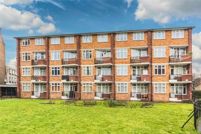 3 Bedroom Flat To Rent In Kelmscott Gardens, London, W12
