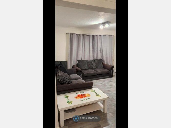 2 Bedroom Flat To Rent In Newnham Street, Chatham ME4