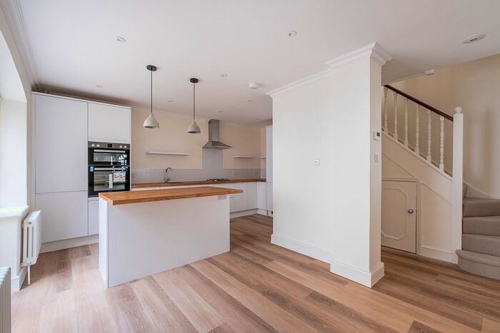 3 Bedroom Mews House To Rent In Warwick Place North, London, SW1V