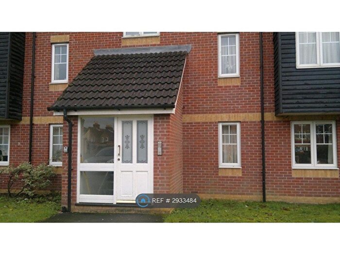 2 Bedroom Flat To Rent In Harbury Court, Newbury, RG14