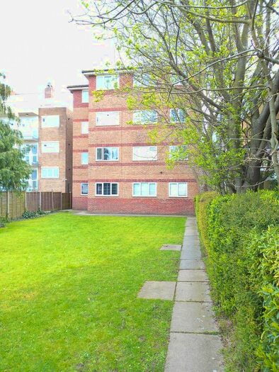 2 Bedroom Flat To Rent In London Road, Leigh-On-Sea, SS9