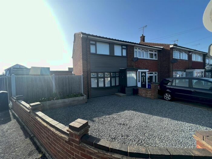 3 Bedroom End Of Terrace House For Sale In Bryanston Road, Tilbury, RM18