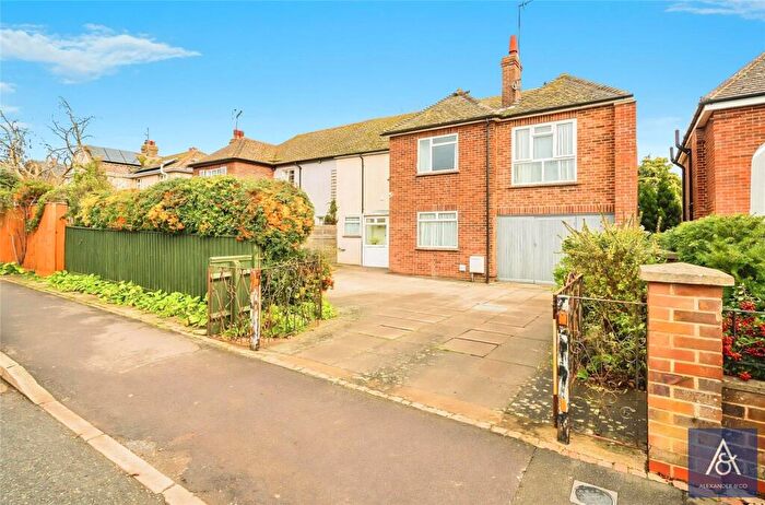 4 Bedroom Semi Detached House For Sale In Halse Road, Brackley, Northamptonshire, NN13