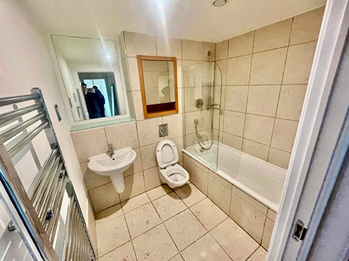 2 Bedroom Apartment To Rent In Magellan House Leeds Dock, LS10