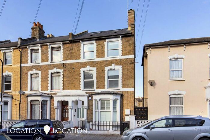 3 Bedroom Flat To Rent In Reighton Road, E5