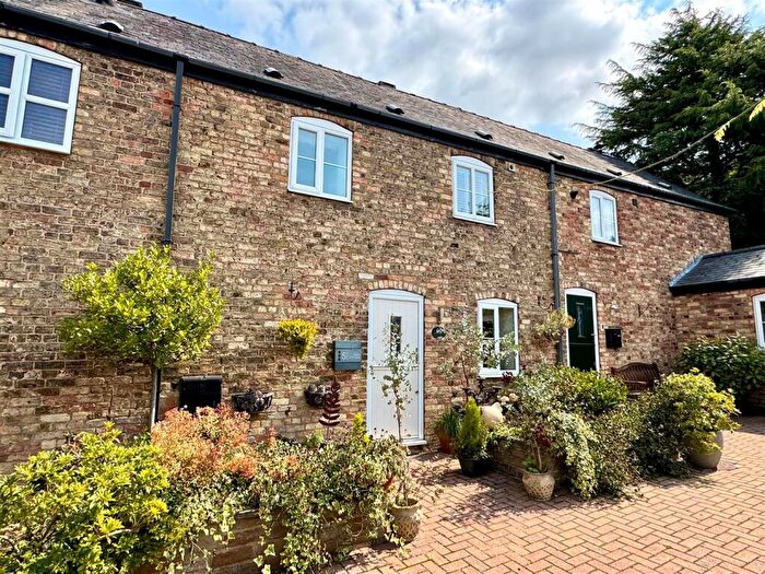 2 Bedroom Mews For Sale In Easenby Close, Swanland, HU14