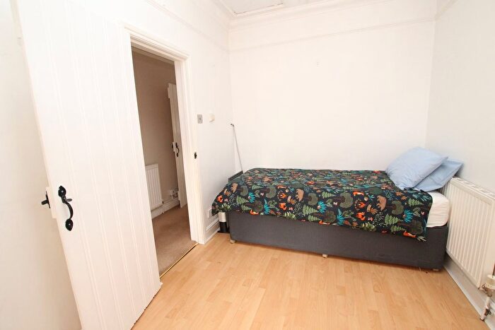 2 Bedroom Semi-detached Bungalow For Sale In Sheep Walk, Shepperton, TW17