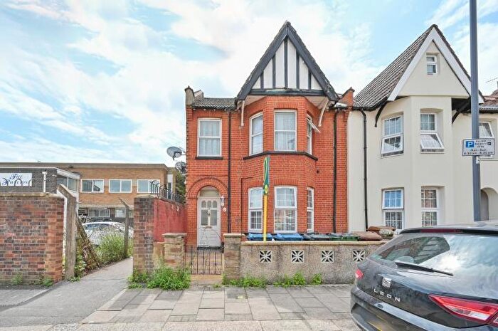 3 Bedroom Flat For Sale In Rosslyn Crescent, Harrow, HA1