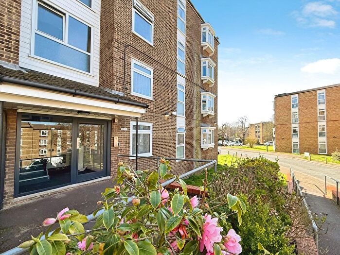 2 Bedroom Flat For Sale In Ambleside Gardens, Sutton, SM2
