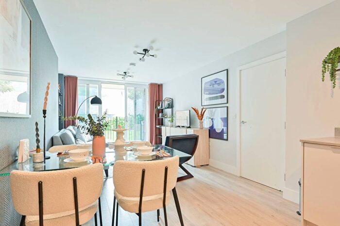 2 Bedroom Flat To Rent In Sloane Court, Watford, WD24