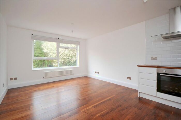 2 Bedroom Flat To Rent In Kingsclere Court, Friern Park, North Finchley, London, N12